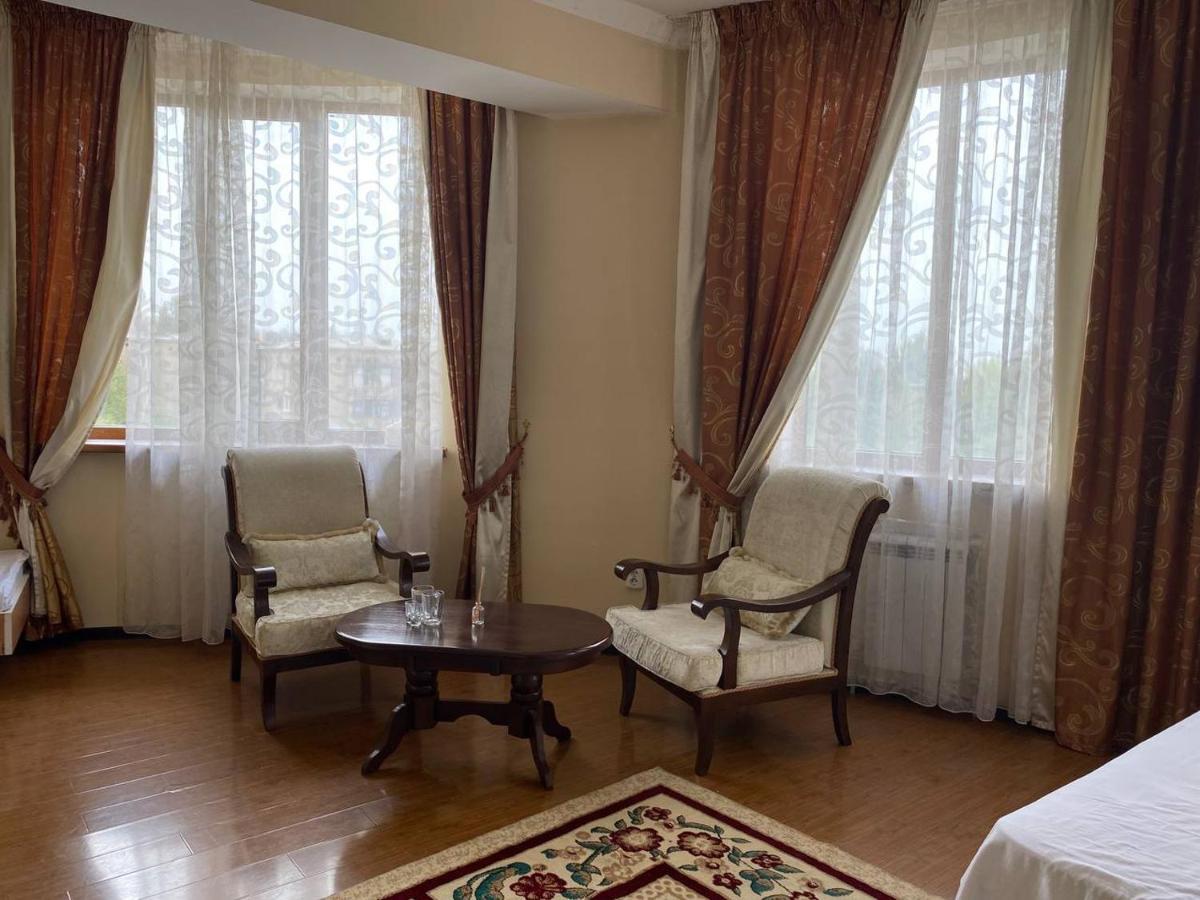 בישקק King House Hotel מראה חיצוני תמונה