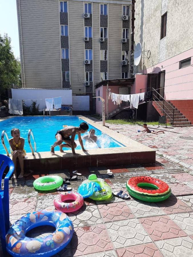 בישקק King House Hotel מראה חיצוני תמונה