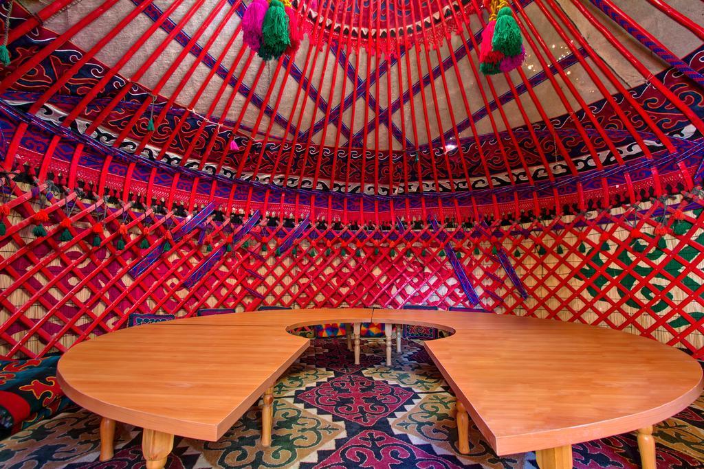 בישקק King House Hotel מראה חיצוני תמונה