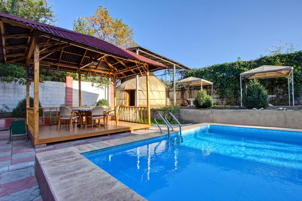 בישקק King House Hotel מראה חיצוני תמונה