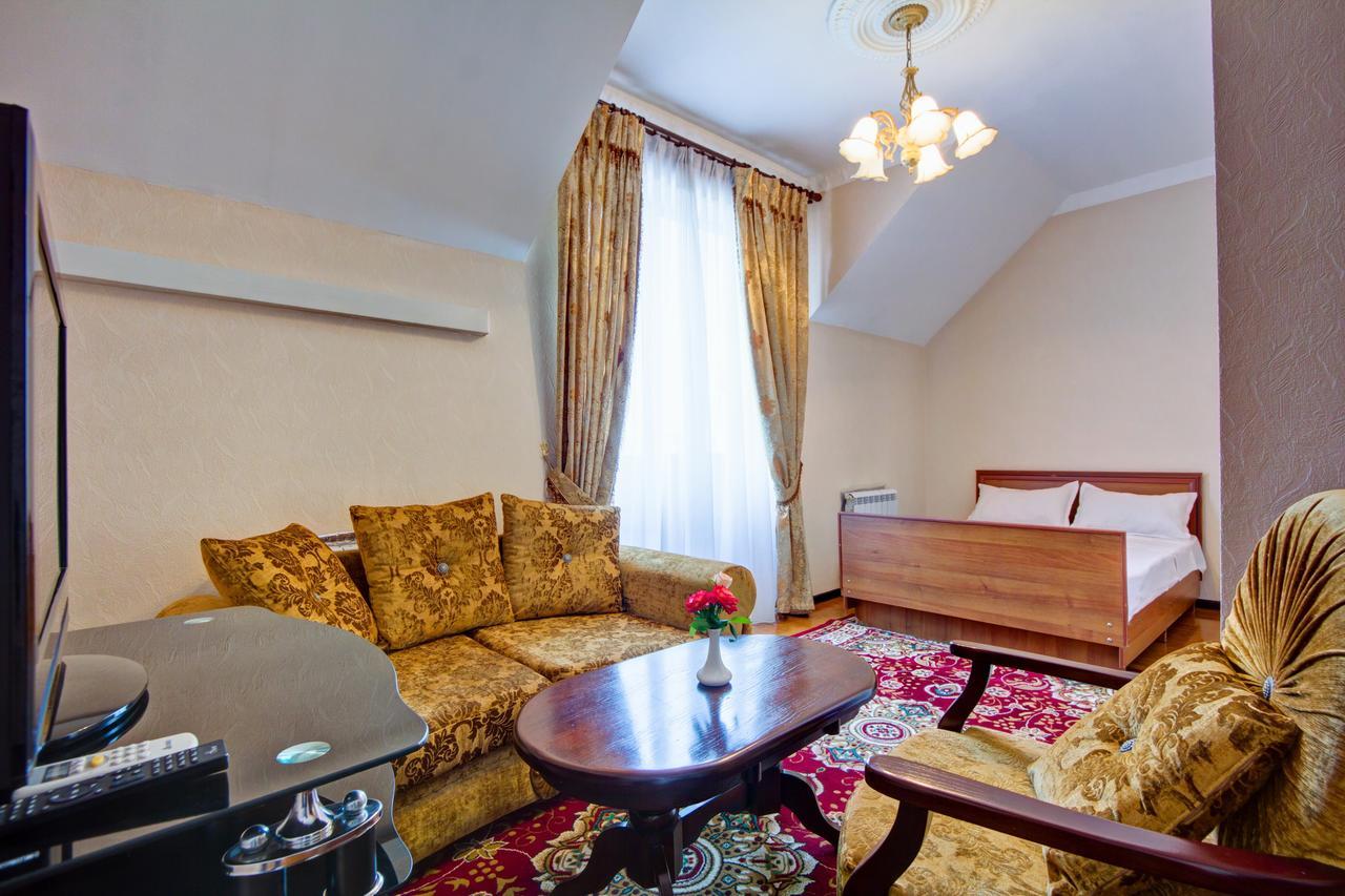 בישקק King House Hotel מראה חיצוני תמונה