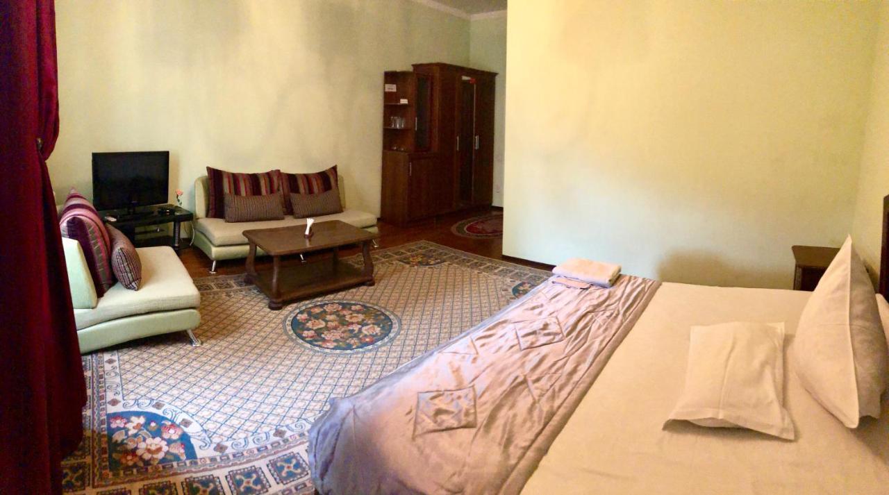בישקק King House Hotel מראה חיצוני תמונה