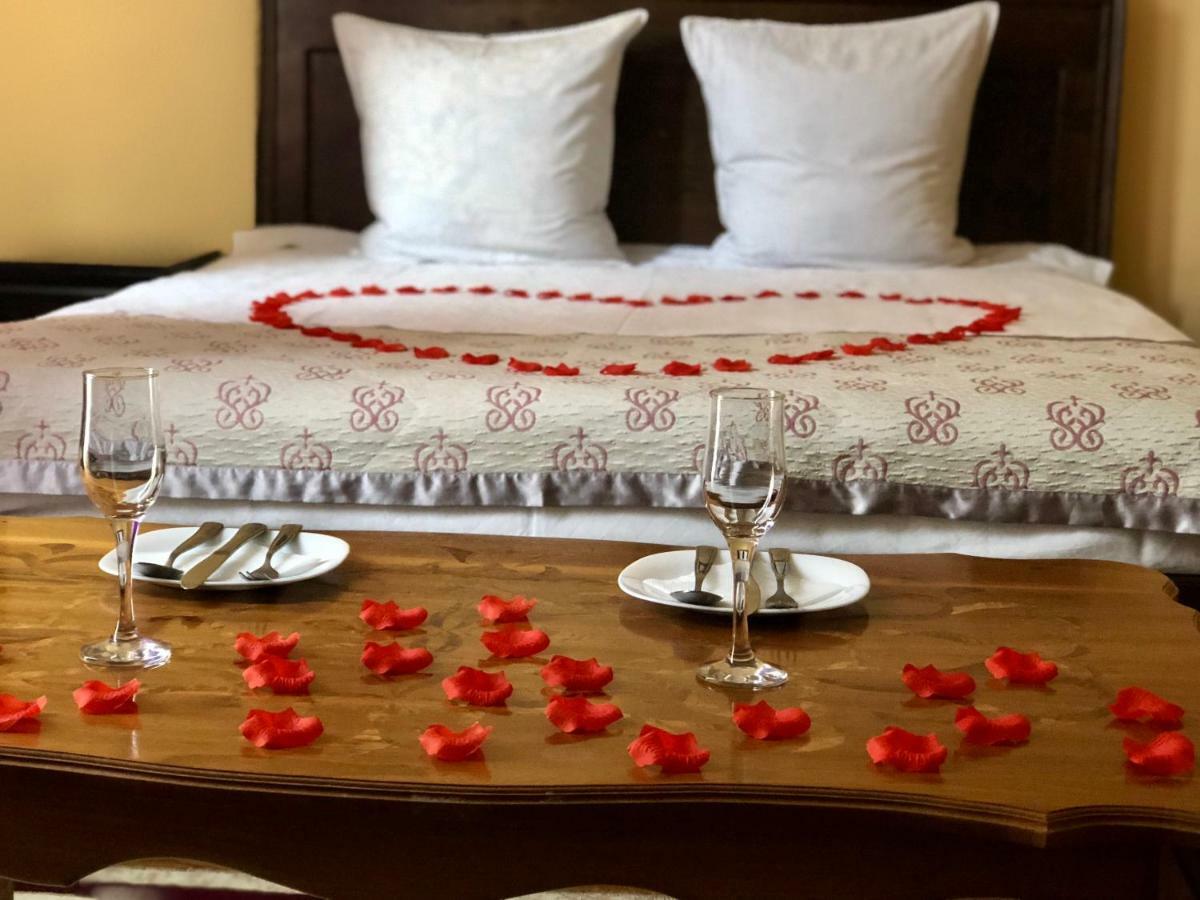 בישקק King House Hotel מראה חיצוני תמונה