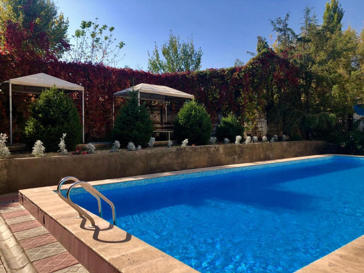 בישקק King House Hotel מראה חיצוני תמונה